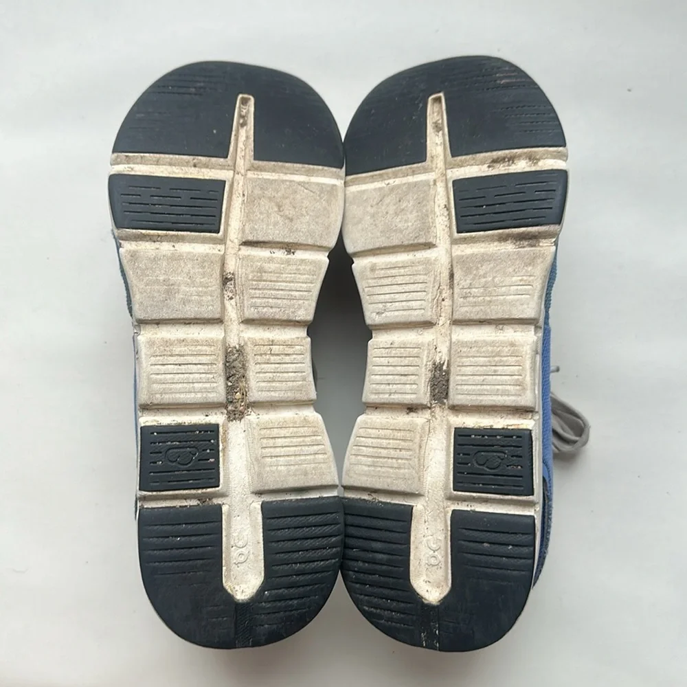Kids blue on cloud shoes, size 5Y